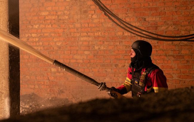 Росія атакувала об&rsquo;єкт критичної інфраструктури у Сумах: з'явились фото з місця удару