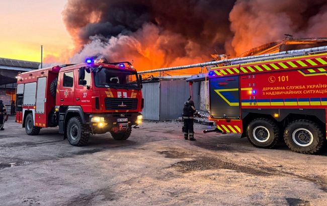 Росіяни вдарили по Дніпру ракетами, а в області після атаки є загиблий та поранені (фото)