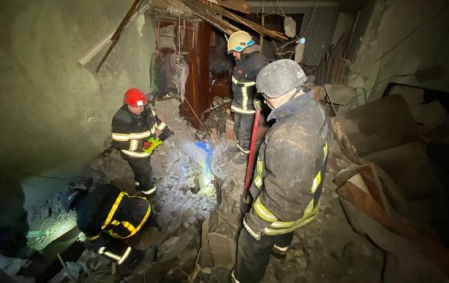 У Кам&rsquo;янському з-під завалів будинку дістали тіло людини після нічної атаки РФ