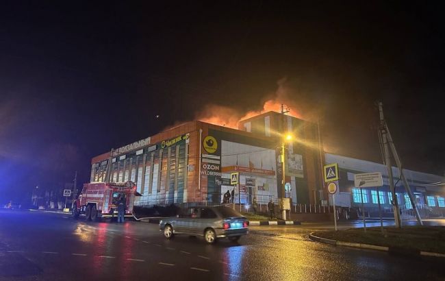 Дрони атакували Бєлгородську область: горить ТРЦ, частина населення без світла