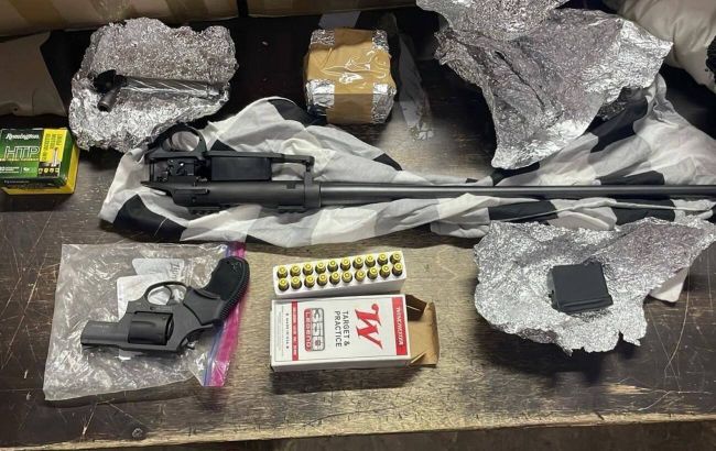 Возил оружие из США по почте: таможенники разоблачили контрабандиста с двойным гражданством