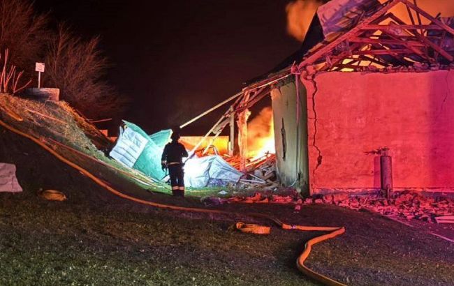 Пожежа на енергооб'єкті та тисячі людей без світла: Росія вдарила по Одещині, фото