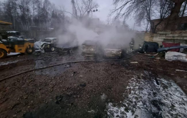 Пожары, поврежденные авто и дома: первые фото последствий атаки РФ на Киев