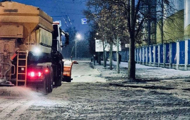 На дороги Дніпра висипали сотні тон піску для запобігання екологічного шкоди