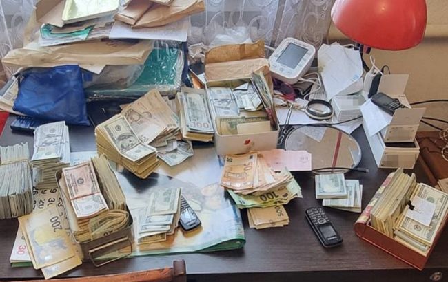 СБУ разоблачила схему уклонения от мобилизации: у главы ВВК нашли 300 тысяч долларов
