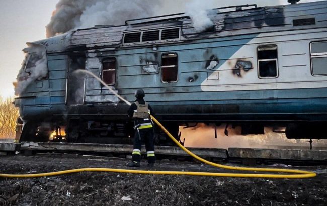 Дрон РФ атаковал пассажирский поезд в Сумской области: "Укрзализныця" меняет расписание