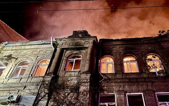 Ворог поцілив по житлових кварталах у Дніпрі: відомо про пожежі та 10 постраждалих