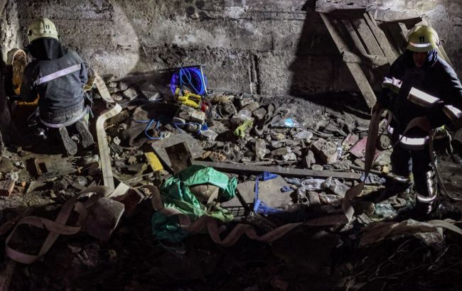 У Харкові рятувальники п&rsquo;ять годин визволяли чоловіка, який застряг у трубі