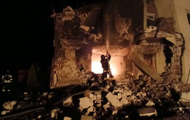 Росіяни атакували Бориспіль: горить будинок, знищені авто та поранено жінку