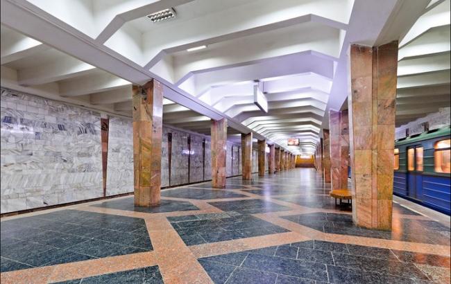 У метро Харкова чоловік кинувся під поїзд і вижив