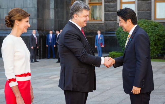Порошенко начал встречу с премьер-министром Японии