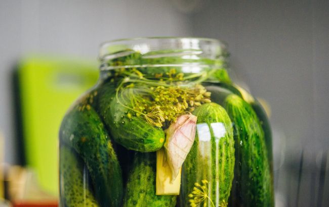 Смачні та хрусткі: 8 найкращих сортів огірків для консервації