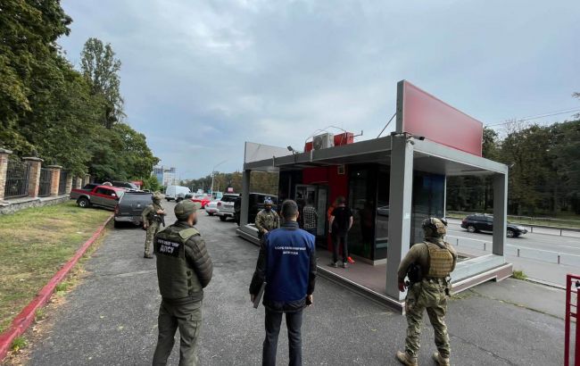 Завозили машины для ВСУ и продавали за валюту: в Киеве выявили группу мошенников