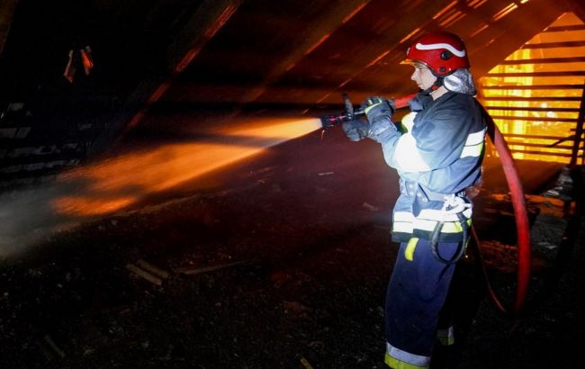 Пошкоджені багатоповерхівки та жертва у Києві, вибухи в регіонах: наслідки нічної атаки