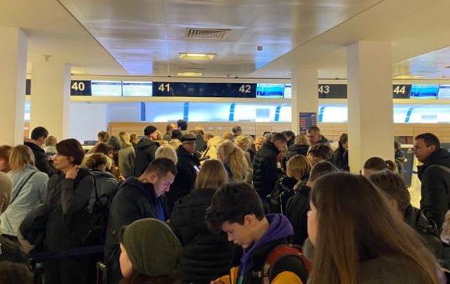 Ernest отменил несколько рейсов, более сотни украинцев застряли в Италии