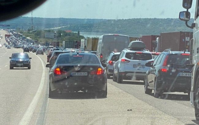 На въезде в Одессу растянулась многокилометровая пробка