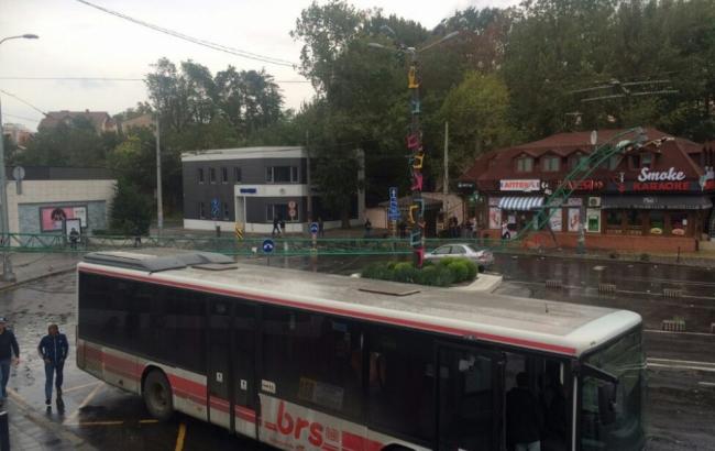 В Одессе строительный кран упал на крышу ресторана и автомобиль