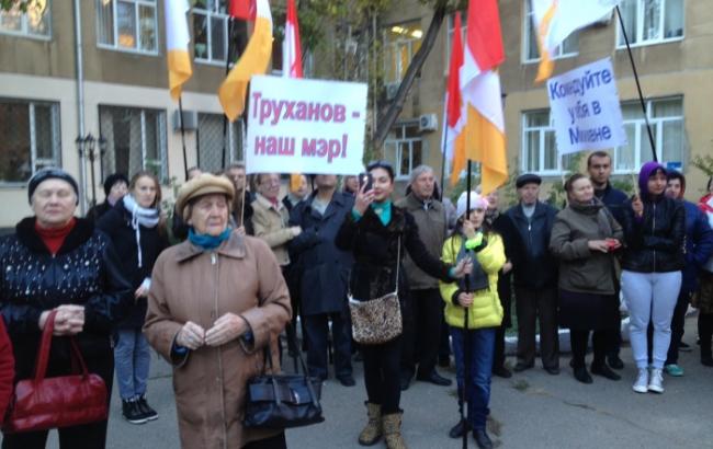 Под Одесским админсудом митингуют сторонники Боровика и Труханова