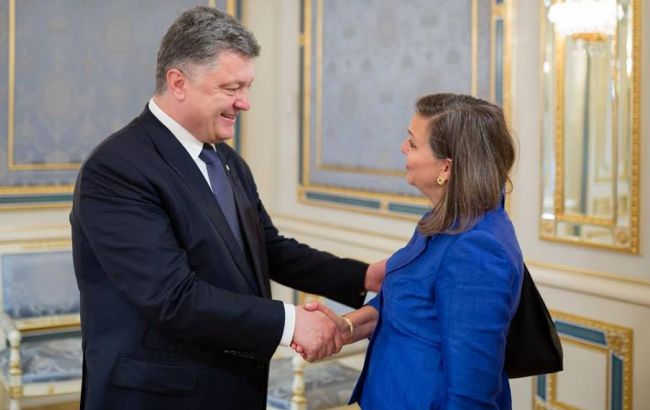 Нуланд обсудила с Порошенко подробности визита Керри в РФ