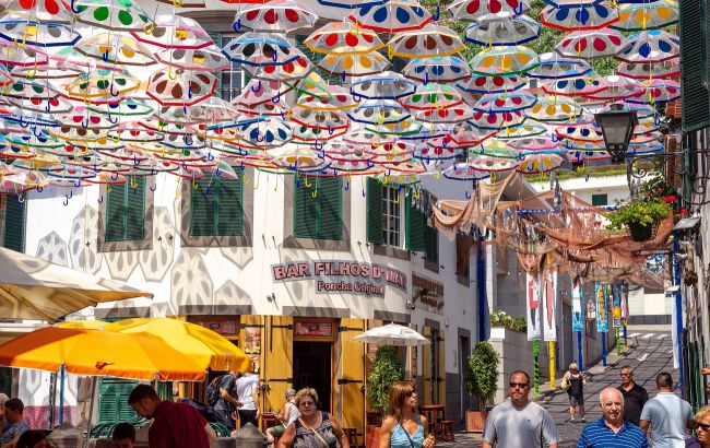 Ажіотаж та переповнені готелі. Як заощадити гроші, плануючи відпочинок за кордоном