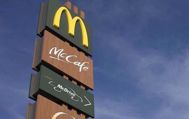 В Харькове мужчина с кастрюлей на голове растрощил&nbsp;McDonald's (видео)