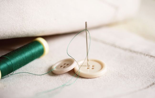 Ось чому небезпечно зашивати на собі одяг або пришивати гудзик: чим це загрожує