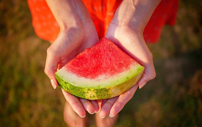 Лікарі розповіли, кому суворо заборонено їсти кавуни
