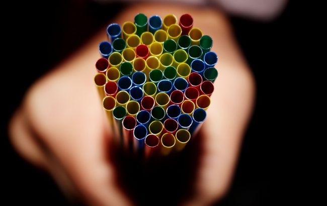 В мире может упасть спрос на нефть из-за отказа от пластика, - FT