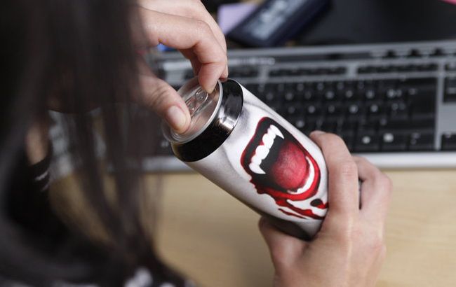 Раде предлагают запретить продажу энергетиков украинцам до 18 лет