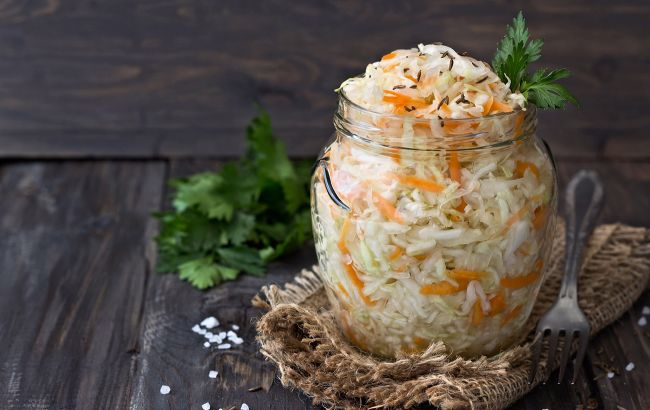 Забудьте про довге квашення: цей рецепт хрусткої капусти готовий вже за добу