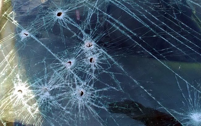 В Киеве из окна многоэтажки обстреляли автомобиль