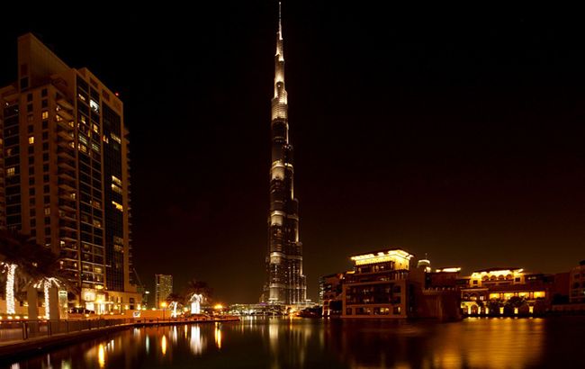 Самое высокое здание мира поразила молния: впечатляющие видео и фото