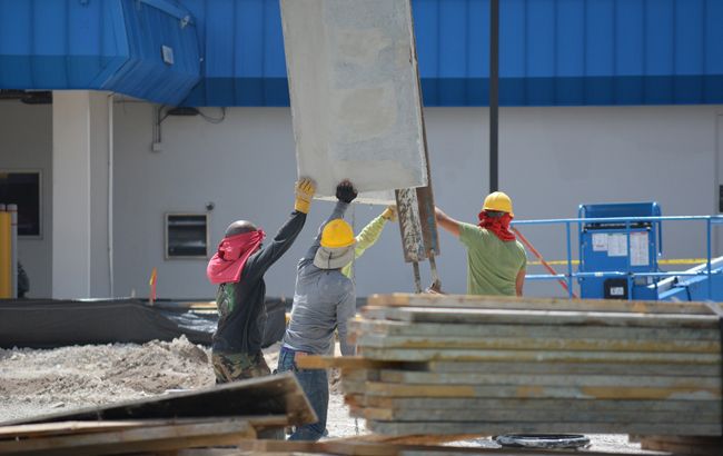 Каждый пятый украинец трудоспособного возраста находится на заработках за границей