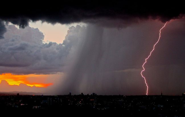 Грози і сильна спека: антициклон вирішив затриматися в Україні