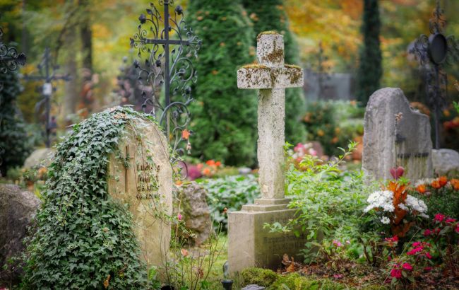 Під Львовом чоловік облаштував приватний цвинтар: "я ховаю тут п'яту частину львів'ян!"