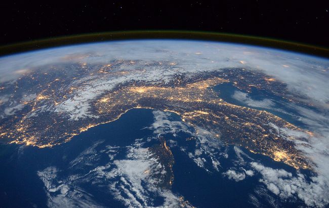 Вчені NASA виявили над Землею гігантську аномалію (відео)