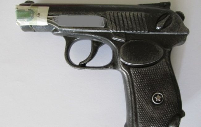 У Києві чоловік скоїв пограбування, використовуючи пляшку горілки у формі пістолета