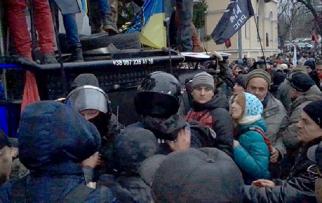 В столкновениях под Октябрьским дворцом пострадали 32 правоохранителя, - полиция