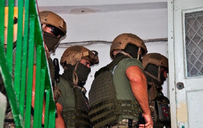 В Николаеве полиция взяла штурмом квартиру с вооруженными преступниками