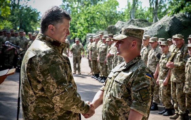 Порошенко наградил военных, задержавших спецназовцев РФ