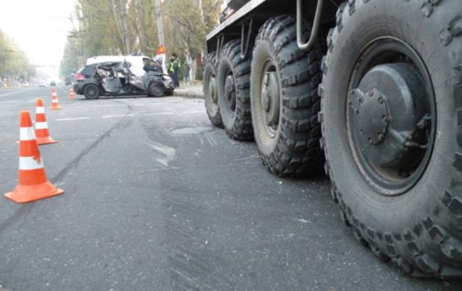 В Николаеве БТР столкнулся с легковушкой, есть пострадавший