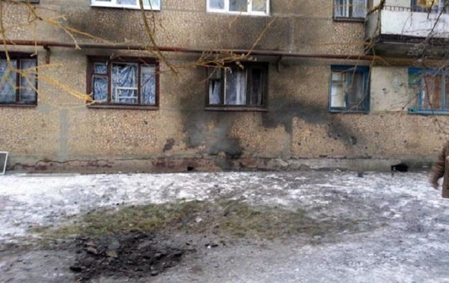 Артобстріл Світлодарська: пошкоджено багатоповерхівку й авто поліції