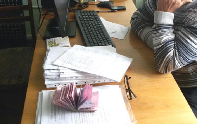 У Рівненській області на хабарі затримано чиновників виконавчої служби