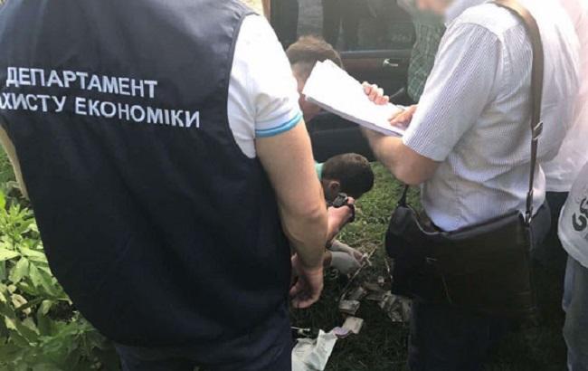 Полиция задержала на взятке лесника и чиновника дорожной службы