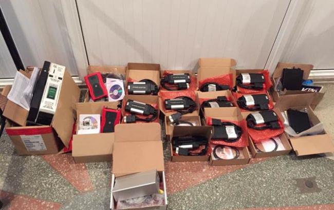 СБУ изъяла 40 коробок с военными товарами в поезде Киев - Москва