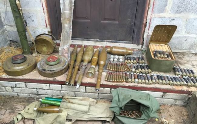 СБУ виявила схованку з боєприпасами під Мар'їнкою