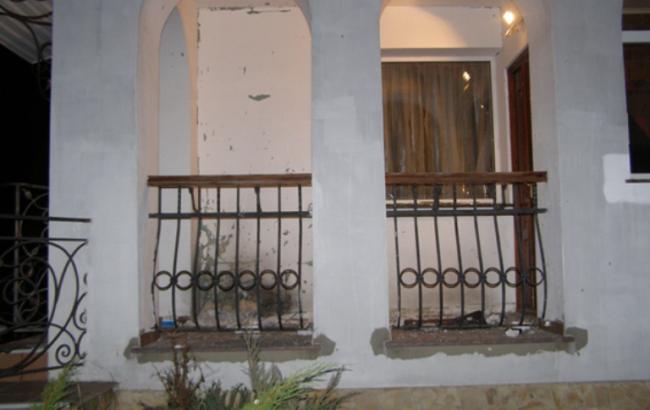 В Ровно произошел взрыв во дворе жилого дома