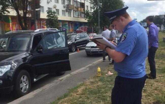 В Киеве неизвестные на мотоцикле на ходу обстреляли авто, водитель ранен