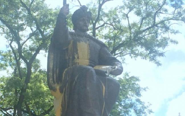 В Полтаве облили краской памятник Мазепе, который в мае открыл Порошенко