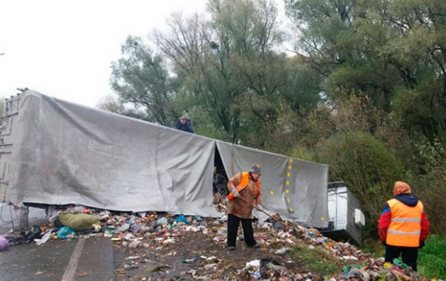 У Рівненській області перекинулася вантажівка з сміттям зі Львова